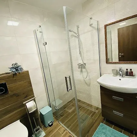 Demaris 4*