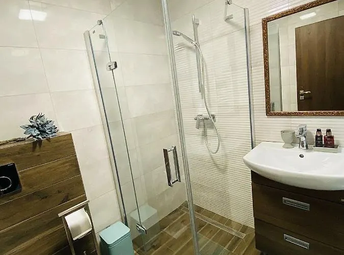Demaris 4*