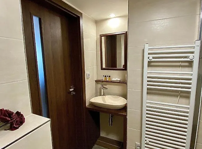 Demaris 4*